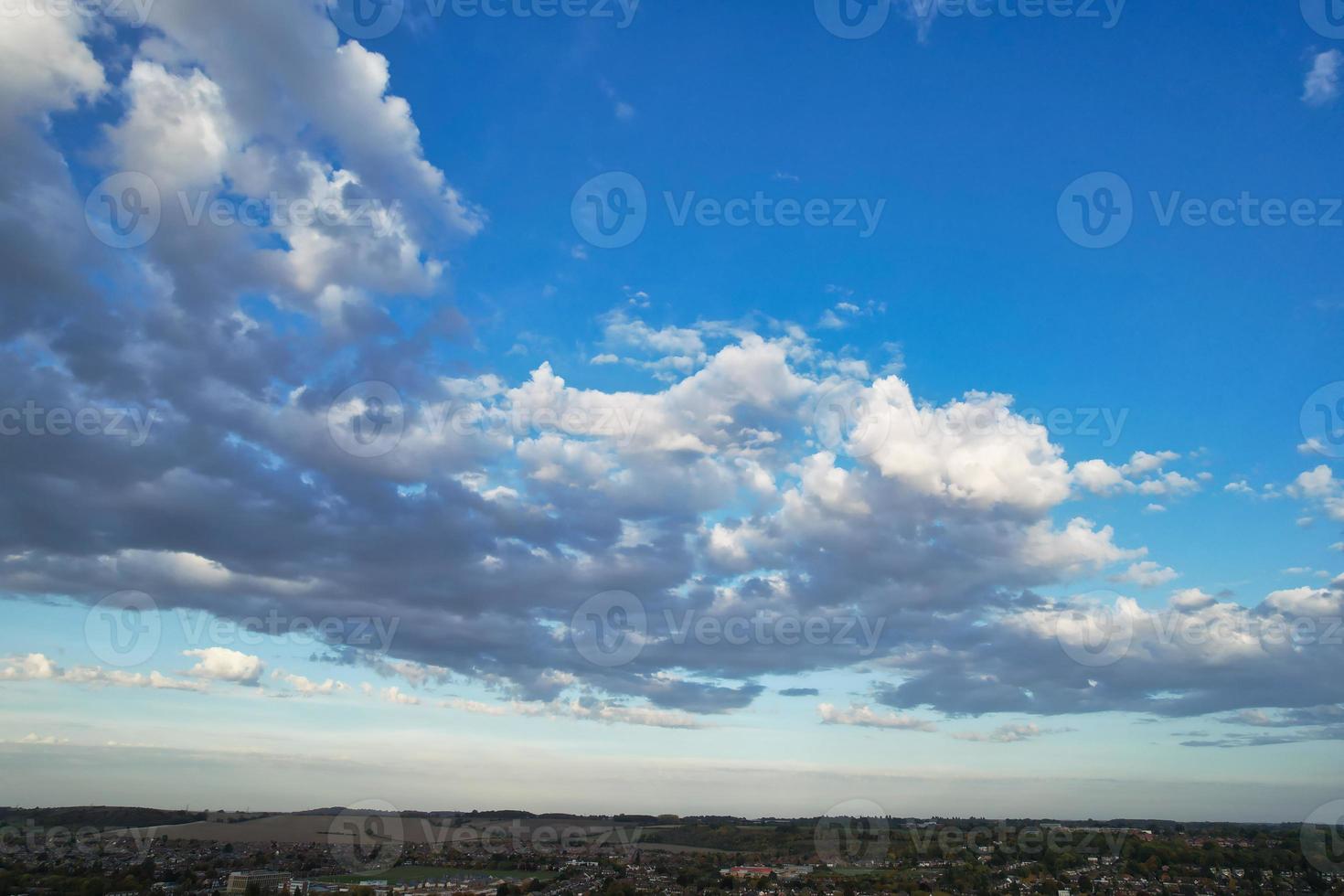 Die schönsten Wolken und der Himmel über der Stadt London Luton in England, Großbritannien foto