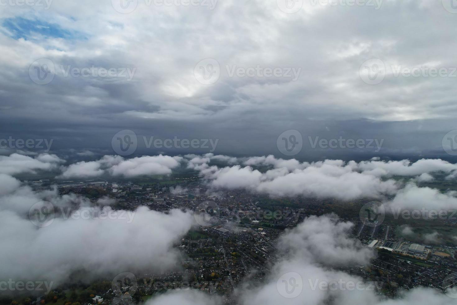 Die schönsten Wolken und der Himmel über der Stadt London Luton in England, Großbritannien foto