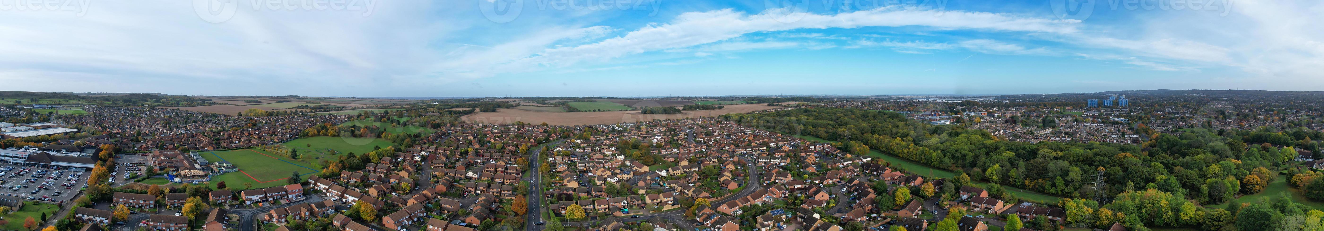 Hochwinkelige Luftaufnahme der britischen Stadt an einem schönen Wintertag foto