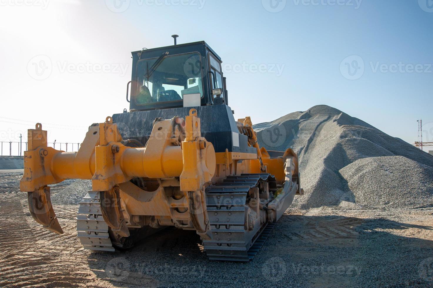 Ein Traktor, der in einem Industriebaugebiet arbeitet foto