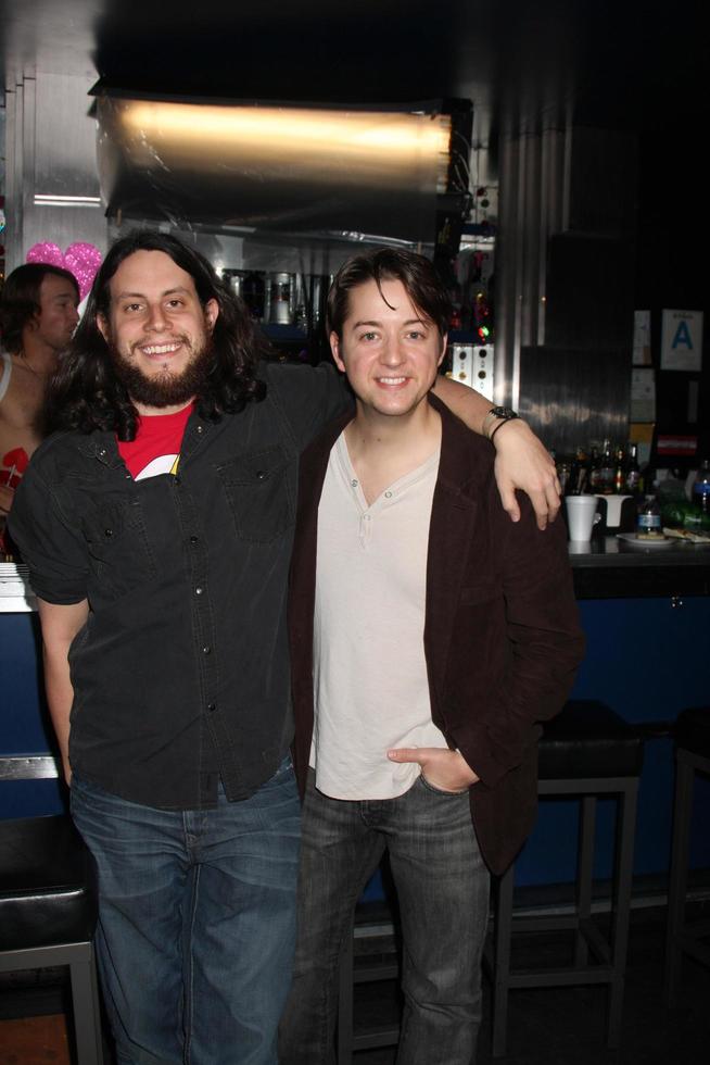 los angeles, 17. dezember - autor, produzent und regisseur avi glijansky, bradford anderson achilles am set während der dreharbeiten zum film cupid and eros in der good nite bar am 17. dezember 2010 in no hollywood, ca foto