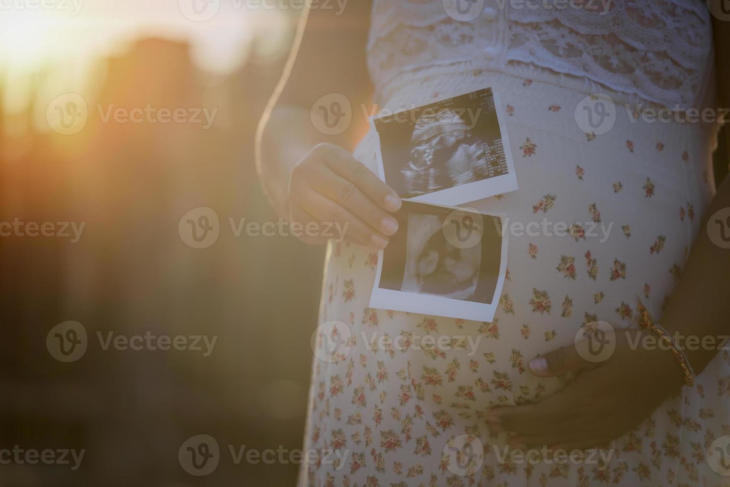 Bauch der schwangeren Frau. schwangerschaftskonzept foto