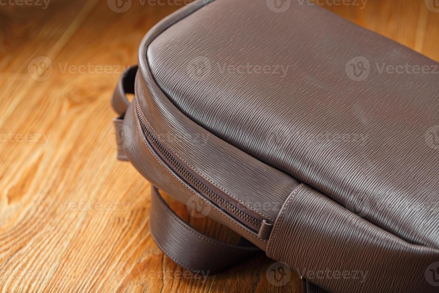 nahaufnahme der elemente der tasche, rucksack aus echtem leder mit gürtelschnallen und schlössern. foto