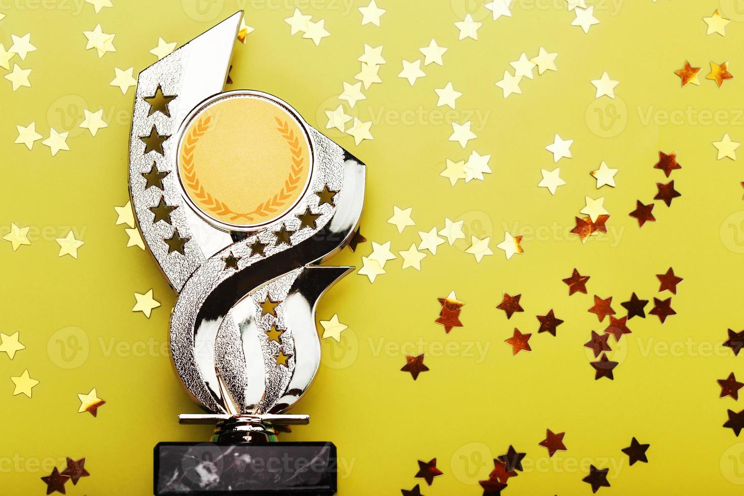 Gold-Superpreis mit einer Streuung von Sternen auf gelbem Hintergrund mit einer Raumkopie. foto