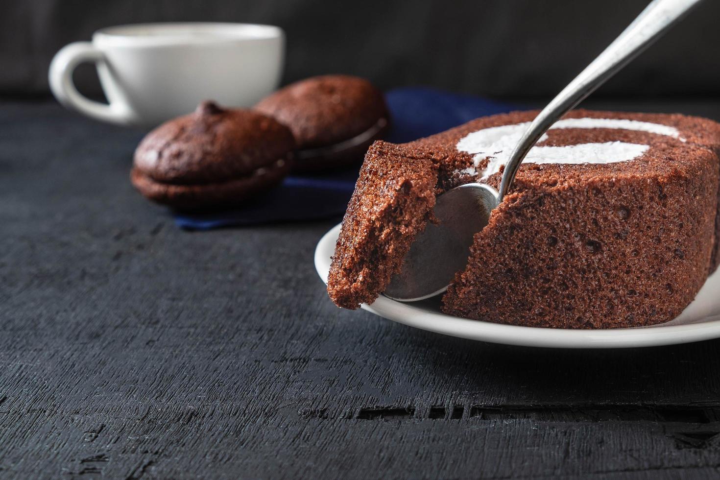 leckerer Schokoladenkuchen und Kekse foto