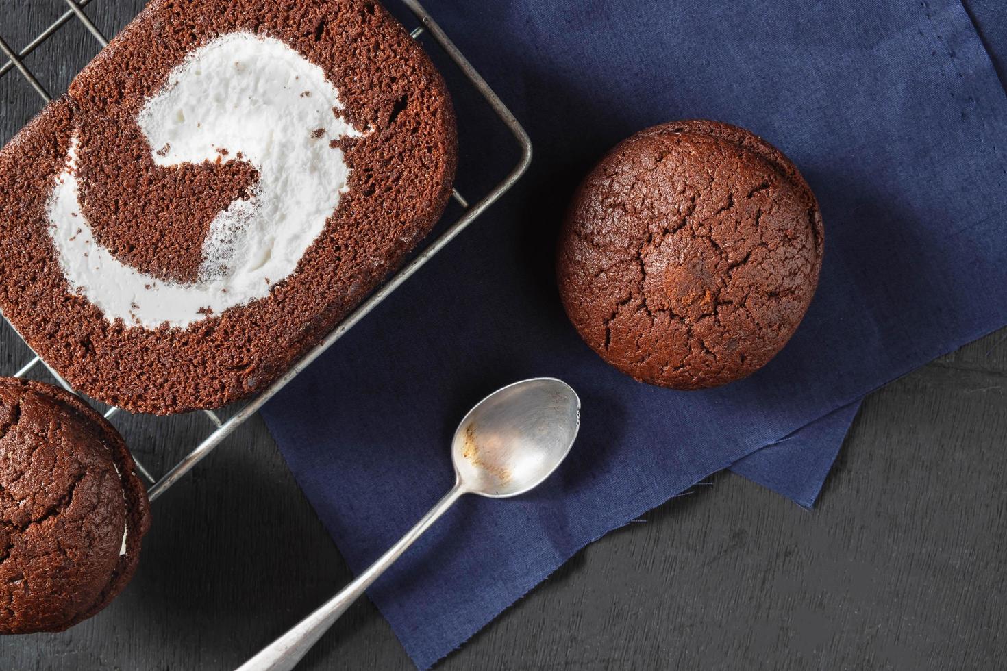 Schokoladenkuchen mit Schokoladenkeksen foto