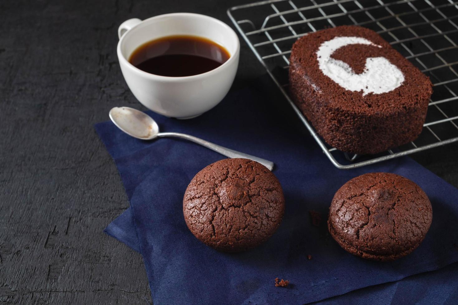 Schokoladenkuchen und Kekse mit einer Tasse Kaffee foto