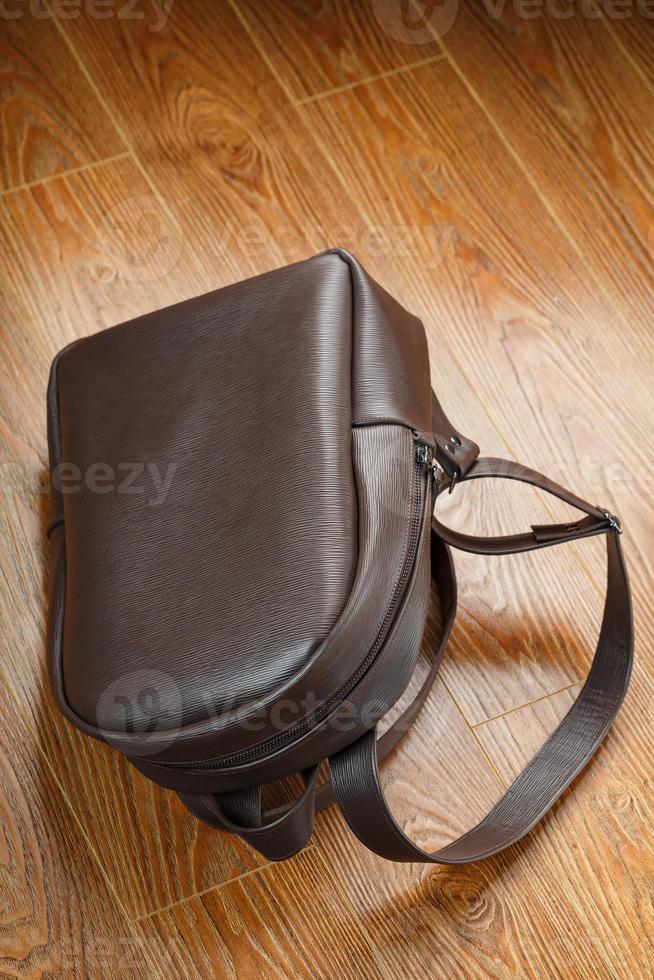 nahaufnahme der elemente der tasche, rucksack aus echtem leder mit gürtelschnallen und schlössern. foto