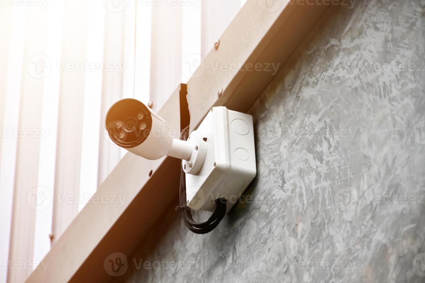 IP-CCTV-Kamera, die auf einem Holzpfahl außerhalb des Hauses installiert ist, um die Sicherheit durch Überwachung durch Mobiltelefone und andere intelligente Geräte zu gewährleisten, um Eigentum und Menschenleben zu retten. foto