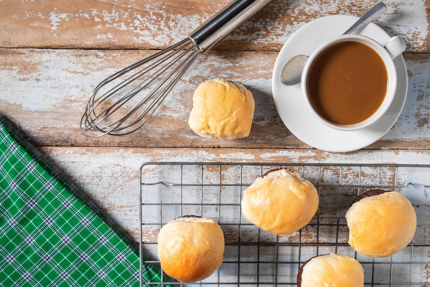 frische Cupcakes und Kaffee auf Holztisch foto