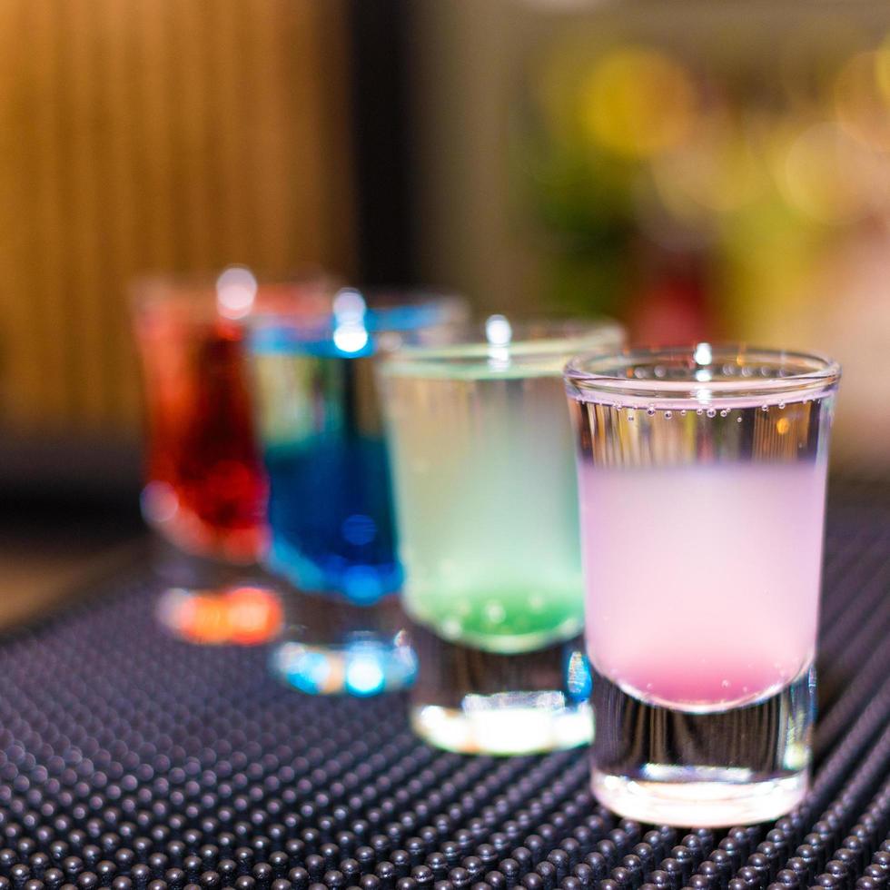 bunte Alkoholcocktails foto