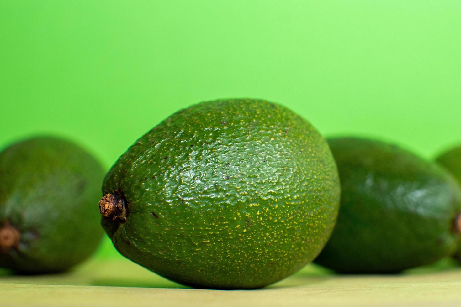 Avocados mit grünem Hintergrund foto