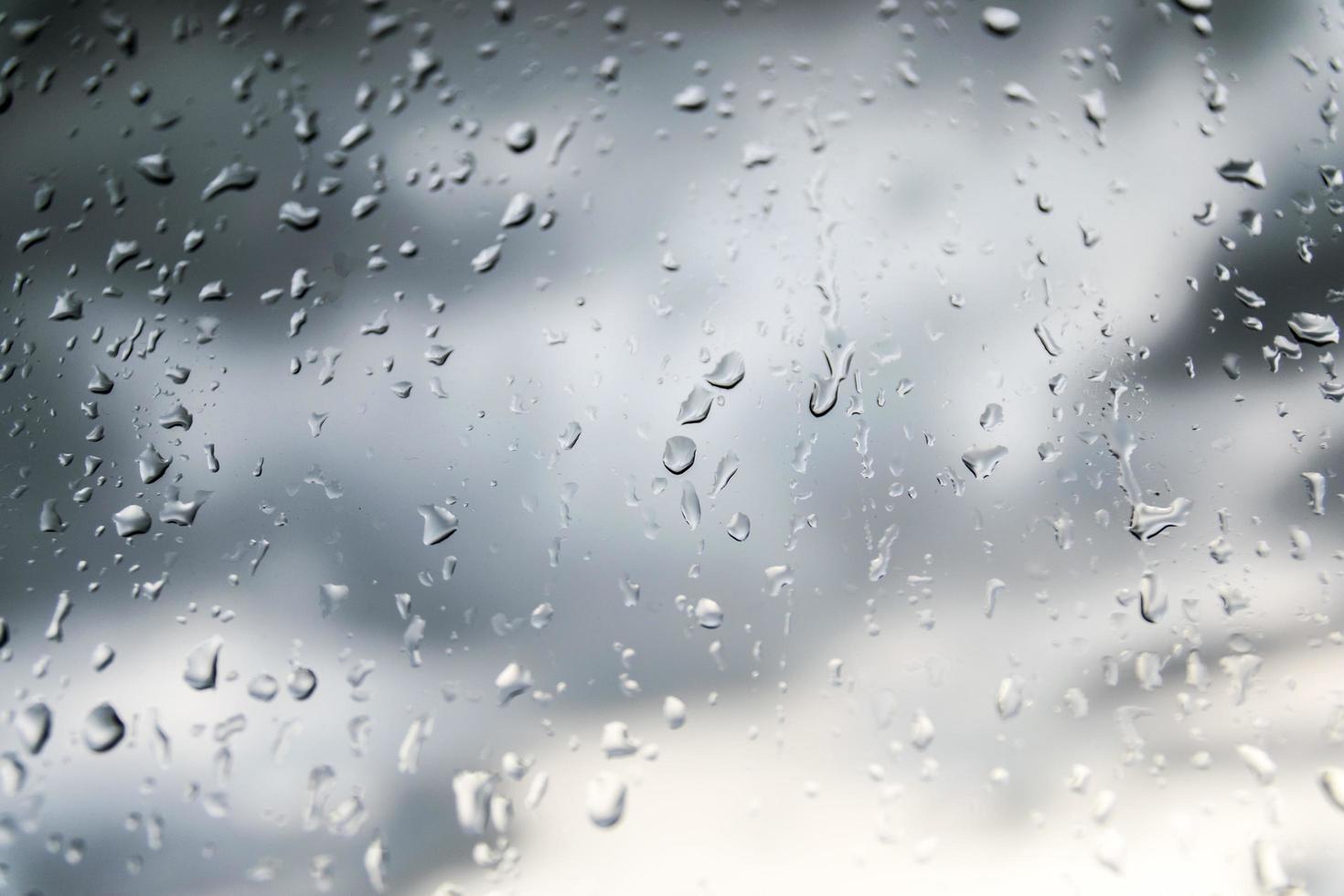 Tropfen auf ein Fenster abtropfen lassen foto