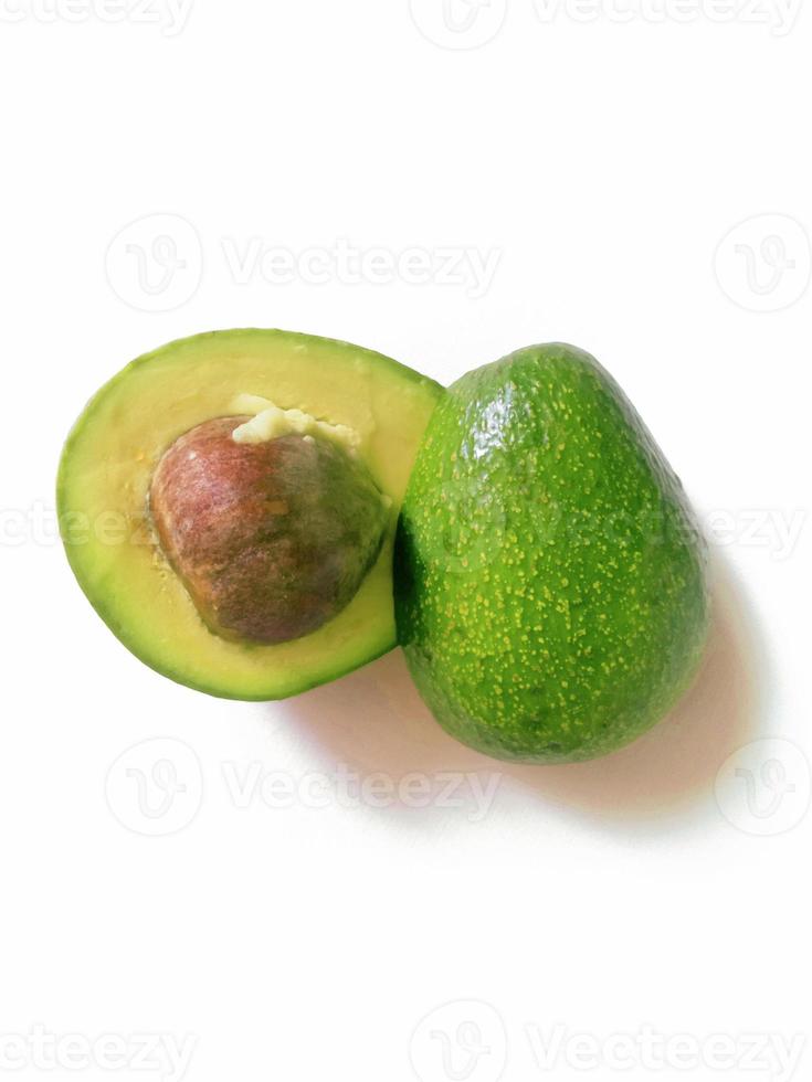 halbe Avocado isoliert auf weißem Hintergrund foto