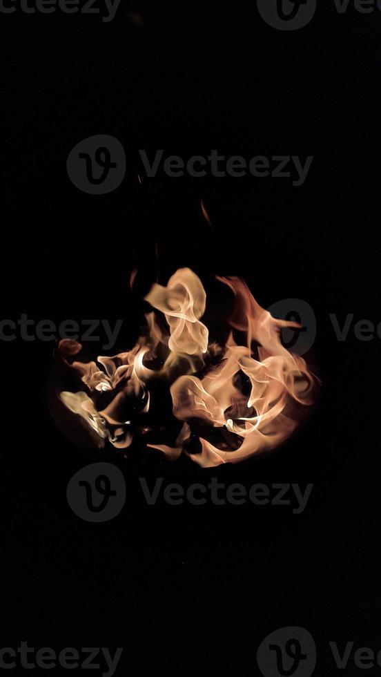 brennendes Feuer auf schwarzem Hintergrund und Hochformat 05 foto