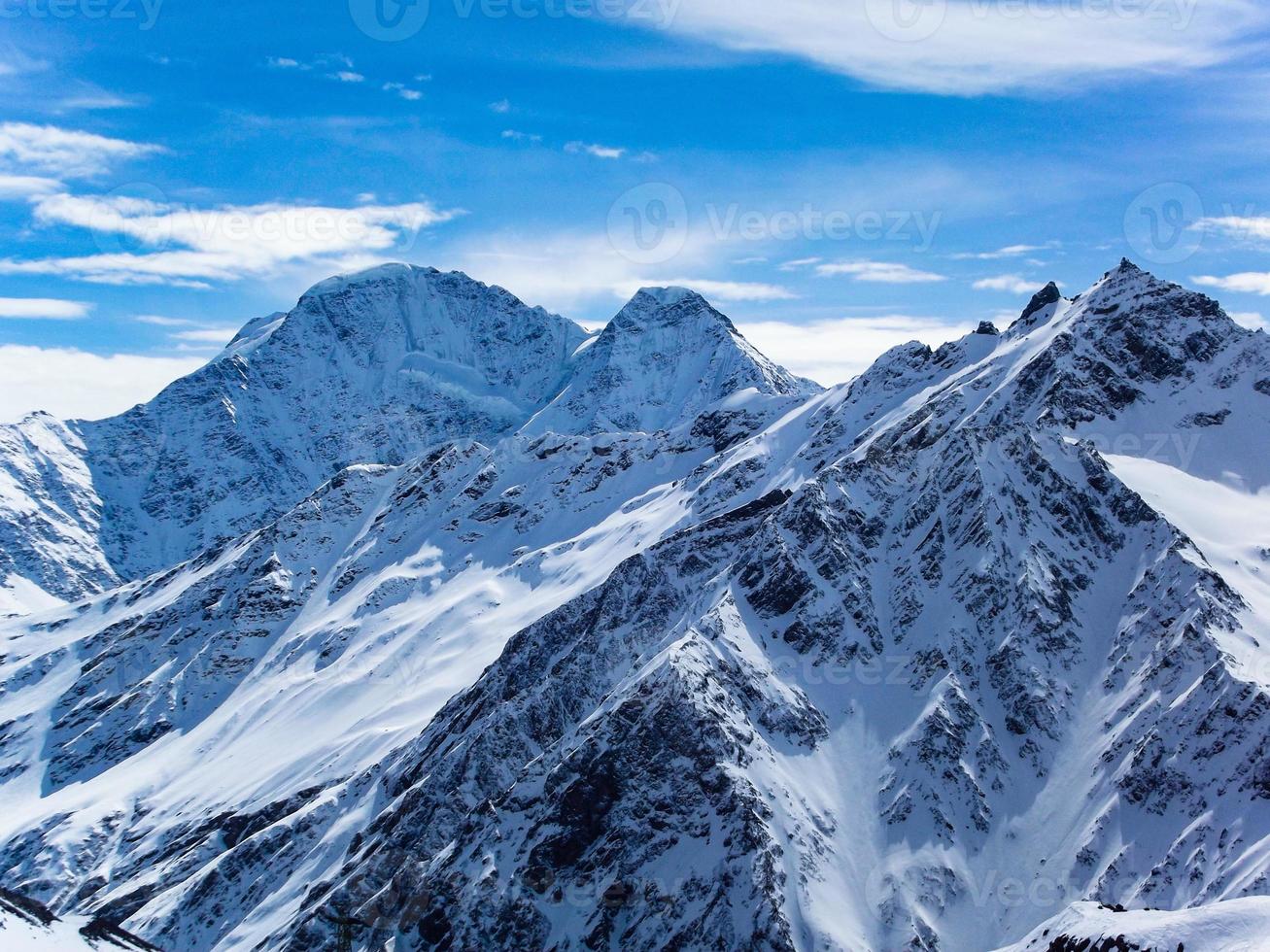 Winterberge, weiße schneebedeckte Berggipfel. Berge des Nordkaukasus. foto