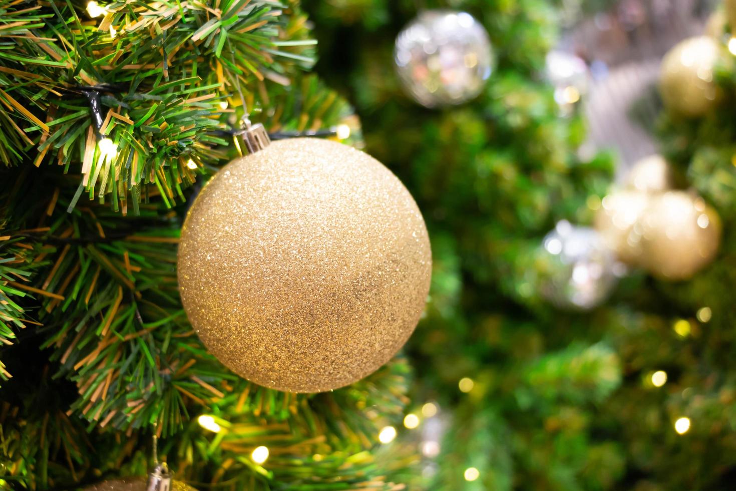 Goldener Ball am Weihnachtsbaum foto