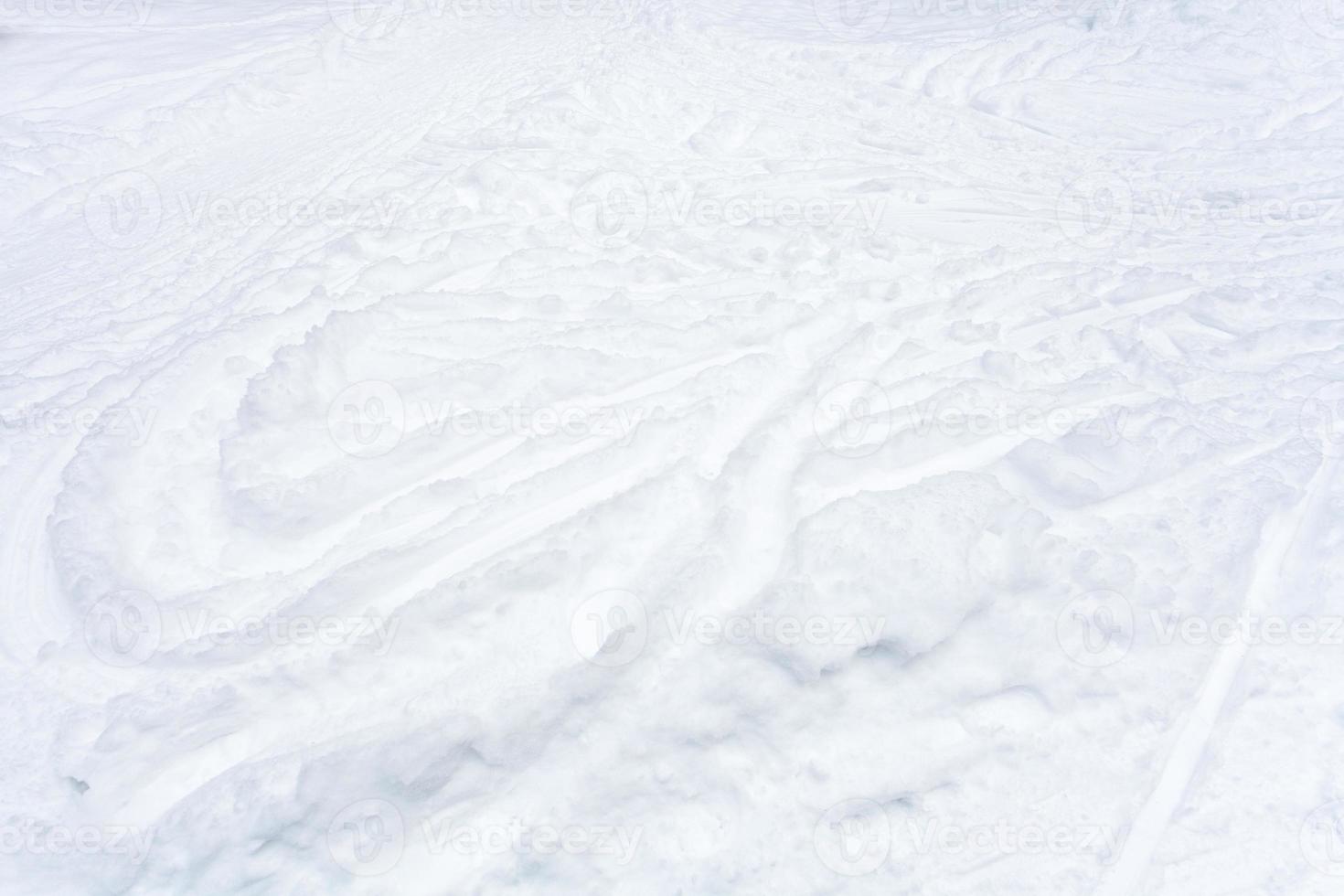 Schneefeld mit Skipisten und Wegen im Schnee foto