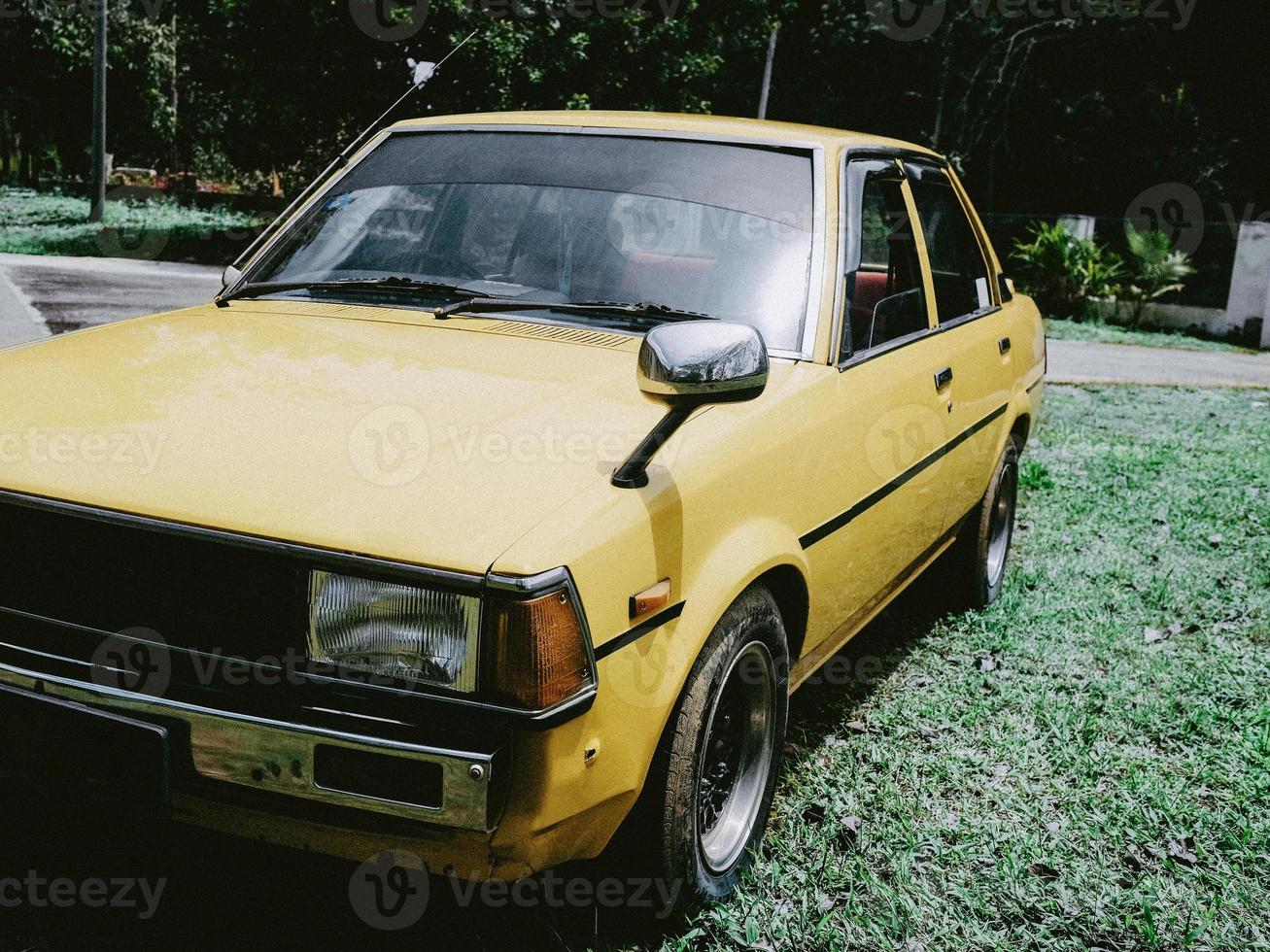 Ein klassisches gelbes japanisches Auto auf dem Vorgarten des Hauses foto