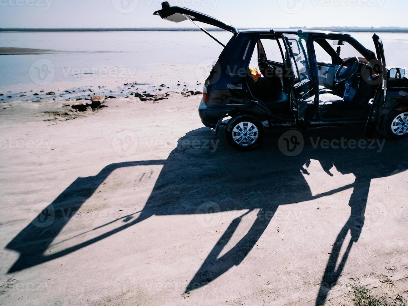 Schwarzes Auto wird neben einem Chenab-Fluss, Pakistan, gründlich gereinigt foto