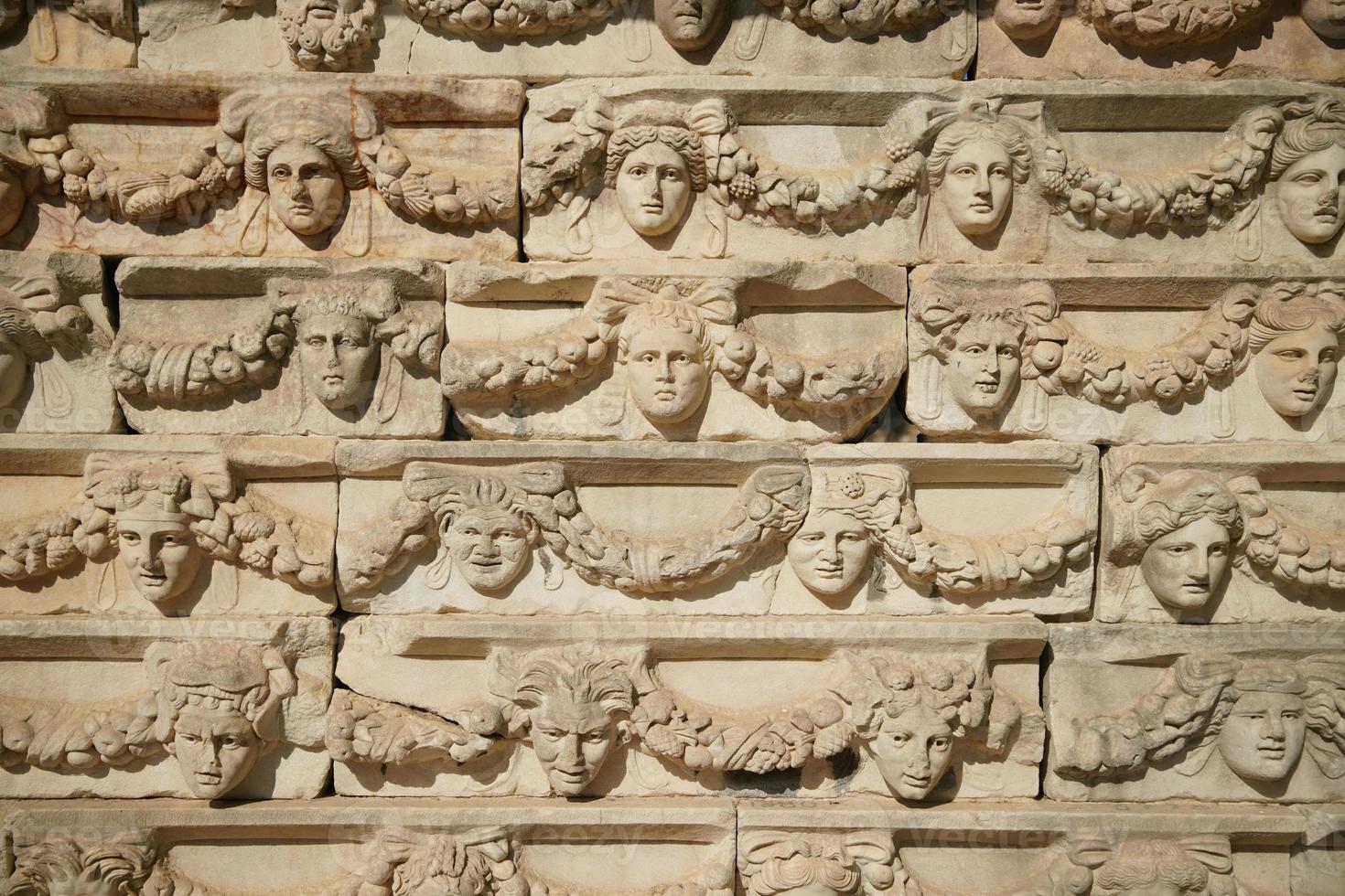 Antike Maskenreliefs in der antiken Stadt Aphrodisias in Aydin, Türkei foto