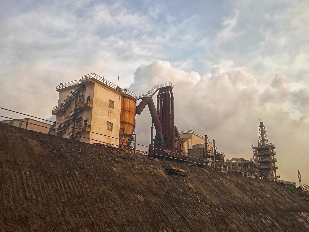 Kohlefabrik auf einem Berg mit weißen Wolken foto