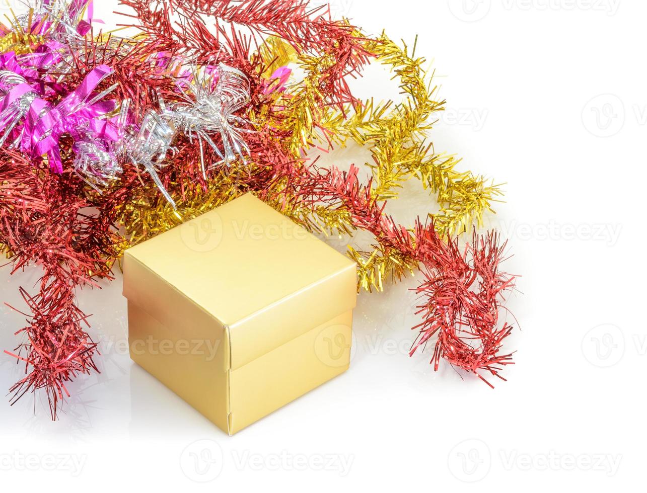 weihnachtsdekoration mit geschenkbox und tannenzweig foto