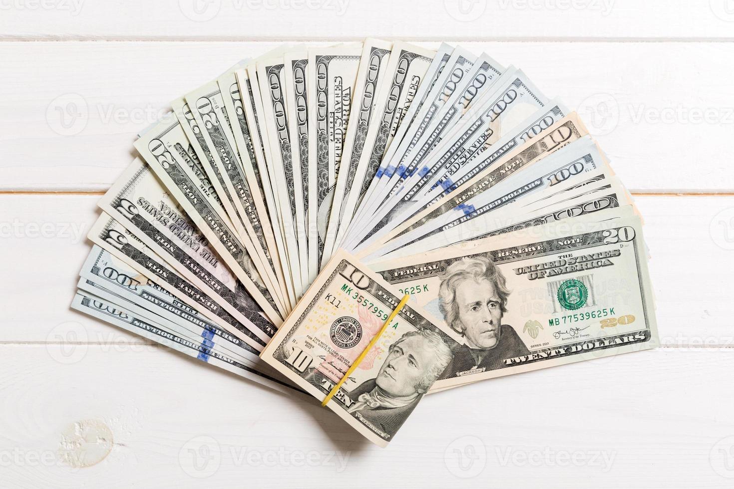 us-dollar unordentlicher fan verschiedener us-dollarscheine draufsicht des geschäftskonzepts auf farbigem hintergrund foto