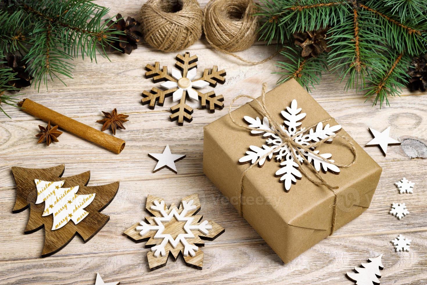 selbstgemachte verpackte weihnachtsgeschenke mit werkzeugen und dekorationen foto