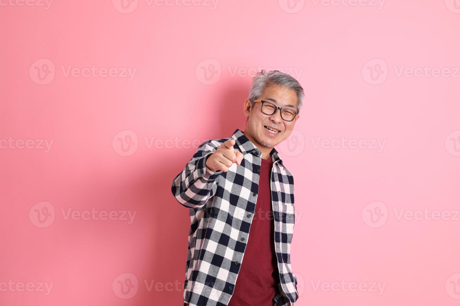 asiatischer mann auf rosa foto