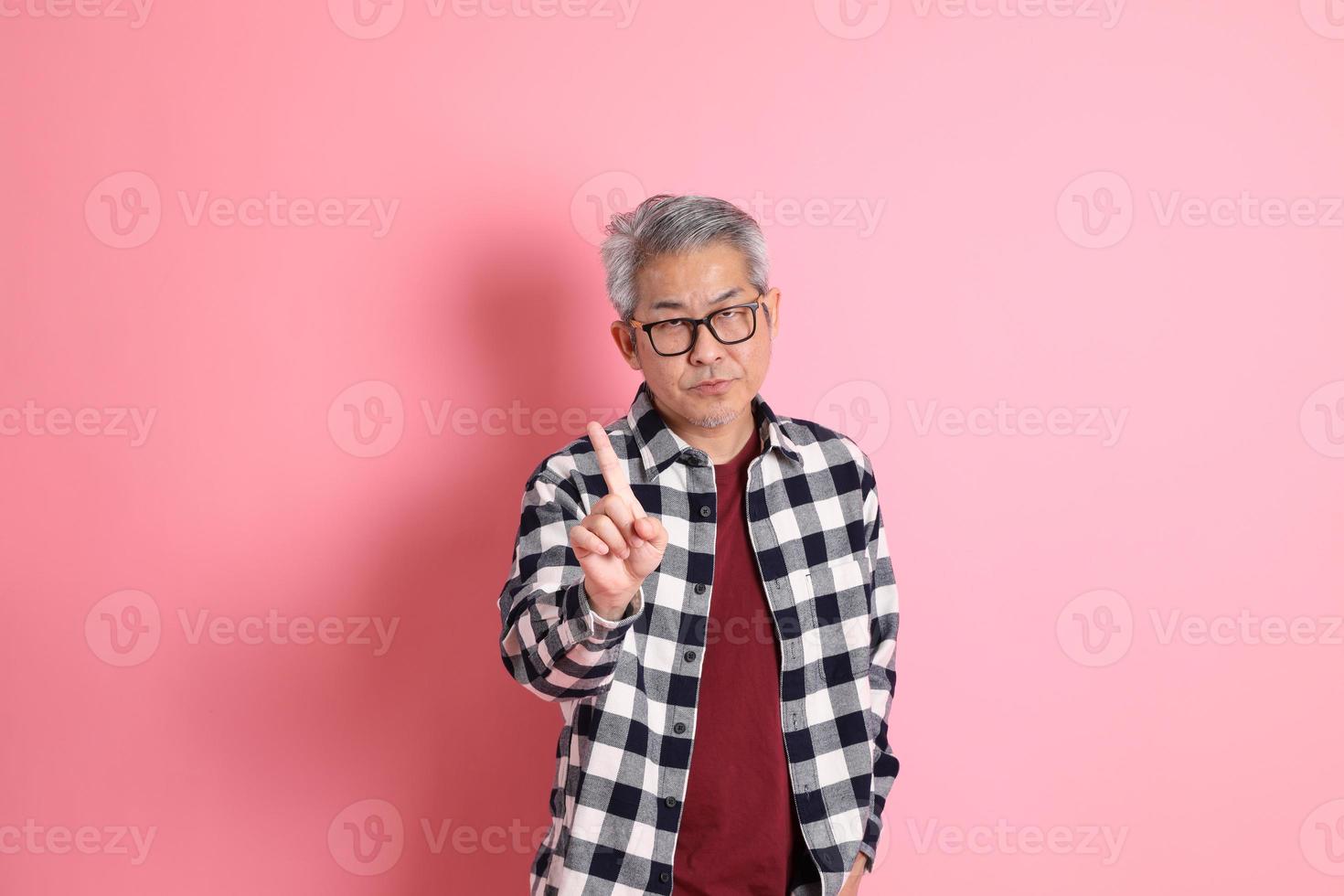 asiatischer mann auf rosa foto