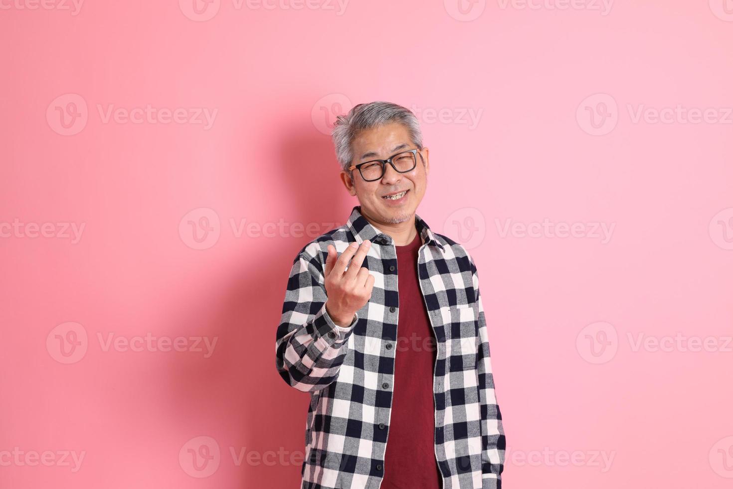 asiatischer mann auf rosa foto