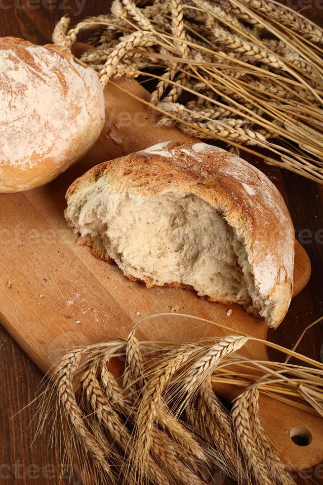 Brot und Weizenähren foto