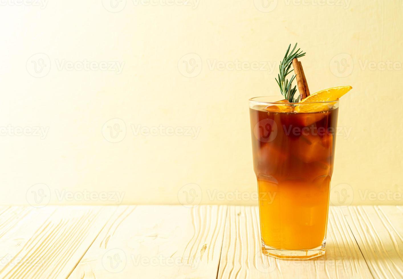 schwarzer Kaffee mit Orangen- und Zitronensaft foto