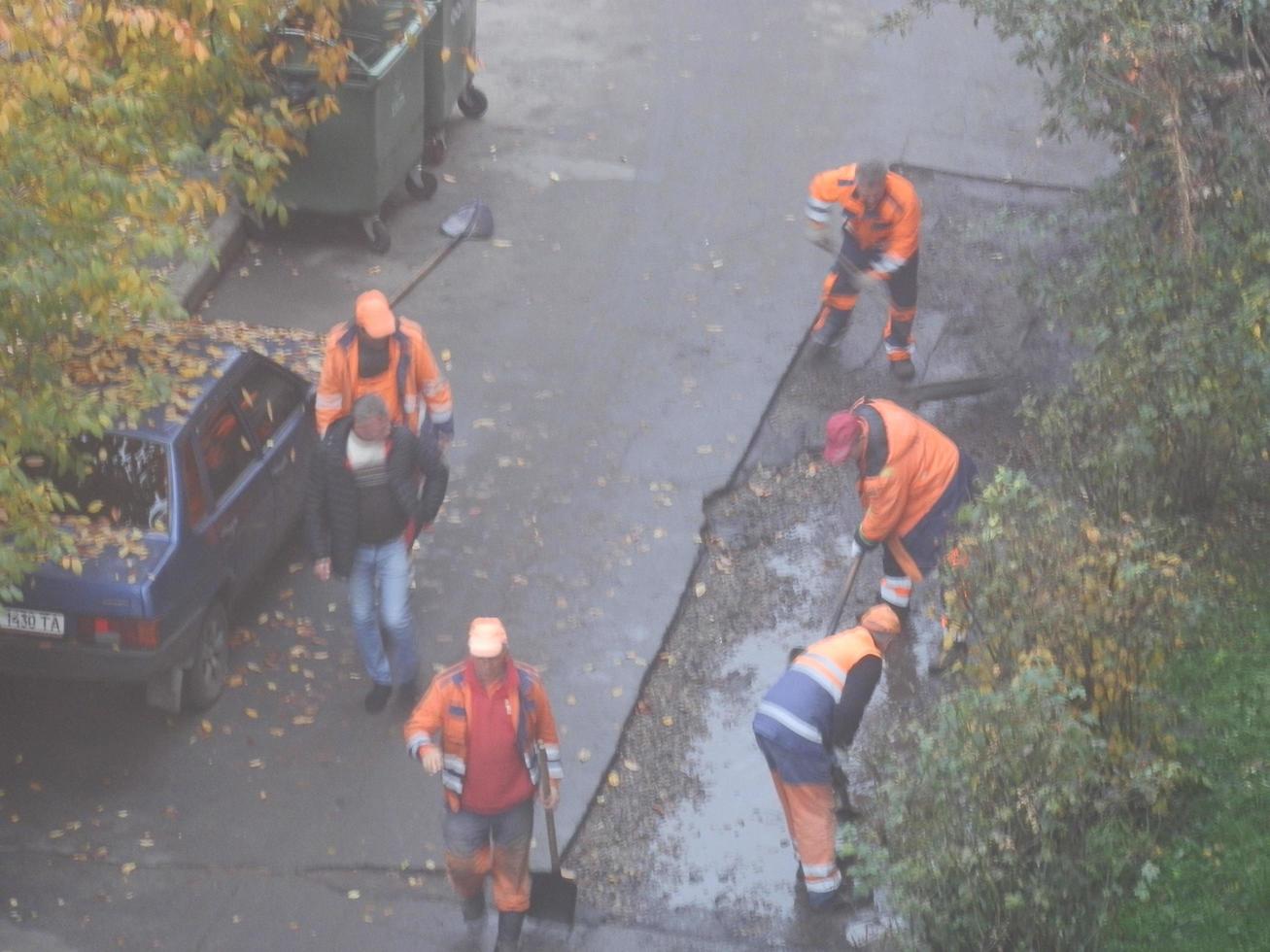 kiew, ukraine - 24. oktober 2022 straßenarbeiten führen reparaturen mit maschinen durch foto