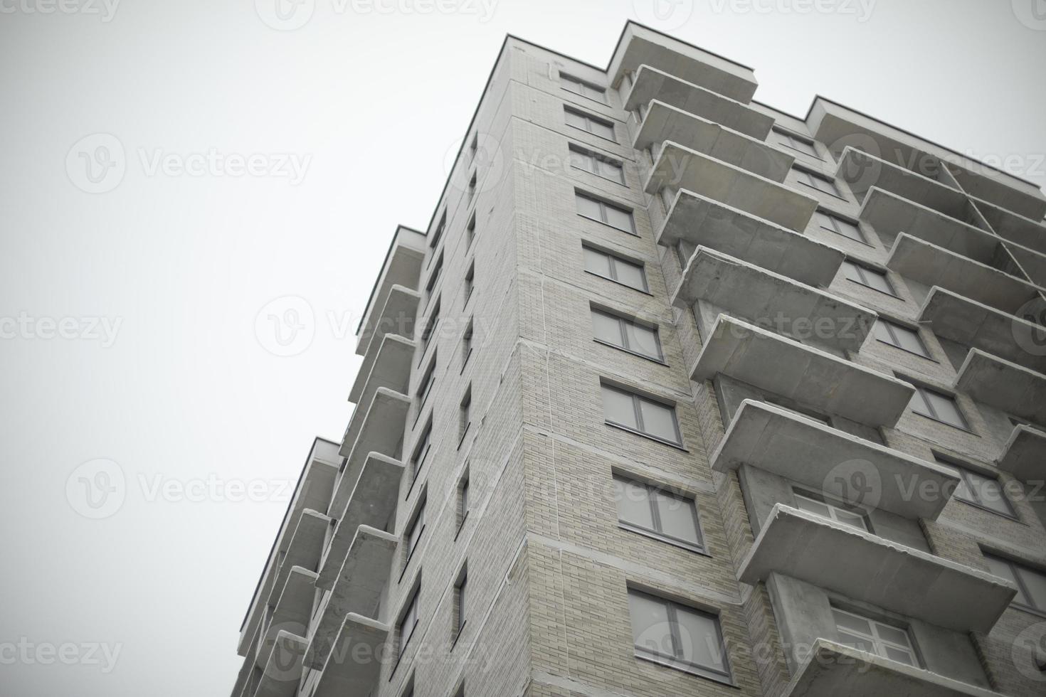 Gebäude mit Fenstern. Neubau in der Stadt. foto