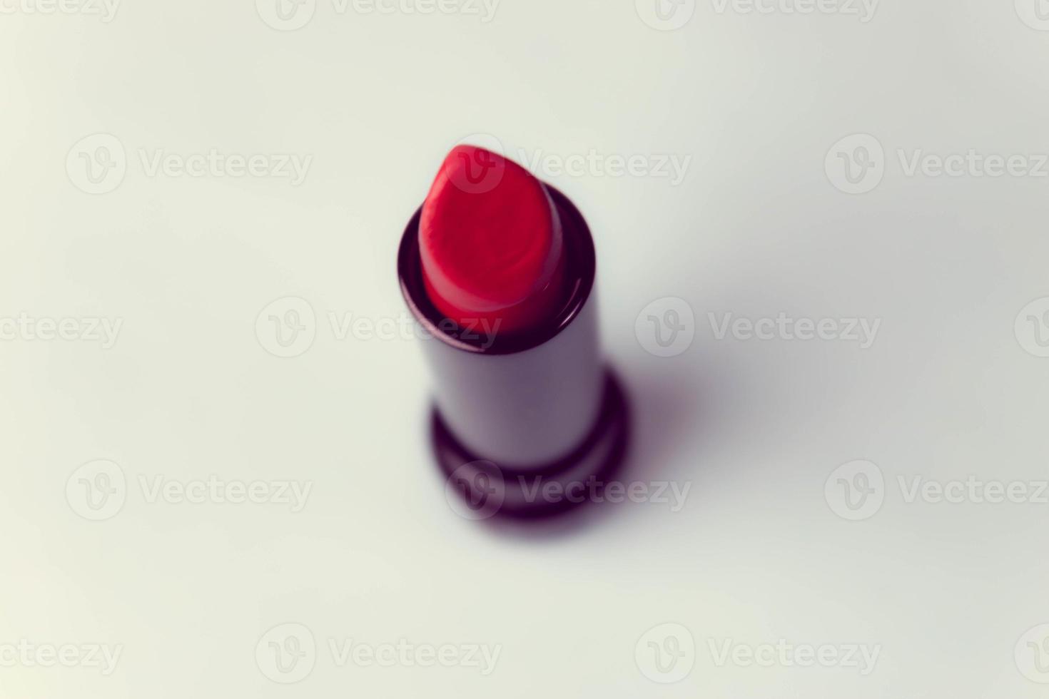 rotes modisches Lipour-Lipad und Textmarker auf blauem Hintergrund eines Schönheits-Make-up-Tisches. flach liegen. Ansicht von oben foto