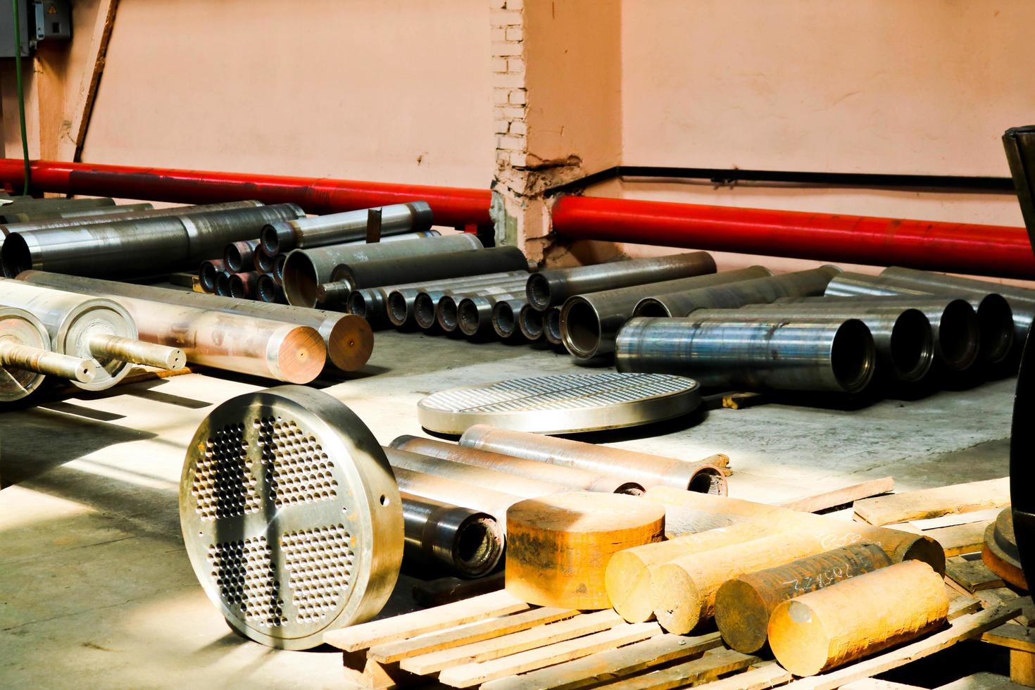 Lager, Lagerung von Eisenwalzen, Rohren, Ersatzteilen für Wärmetauscher, Metallrohlinge, petrochemische Ausrüstung in einer Industrieanlage foto