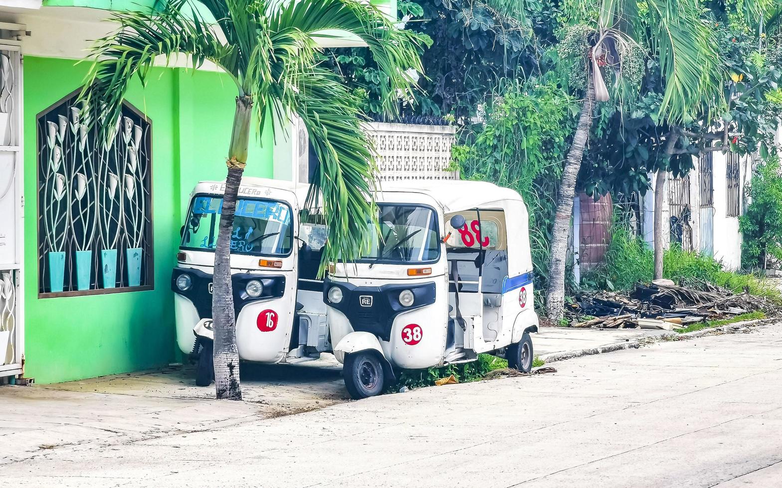 playa del carmen quintana roo mexiko 2022 weißes tuk tuk weiße tuktuks rikscha in mexiko. foto