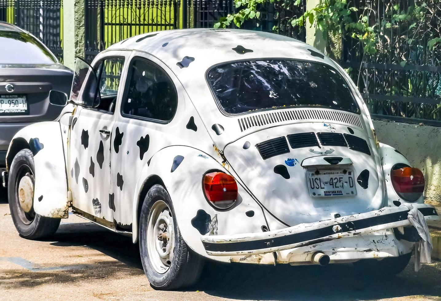 playa del carmen quintana roo mexiko 2022 verschiedene bunt getunte autos und klassische oldtimer mexiko. foto