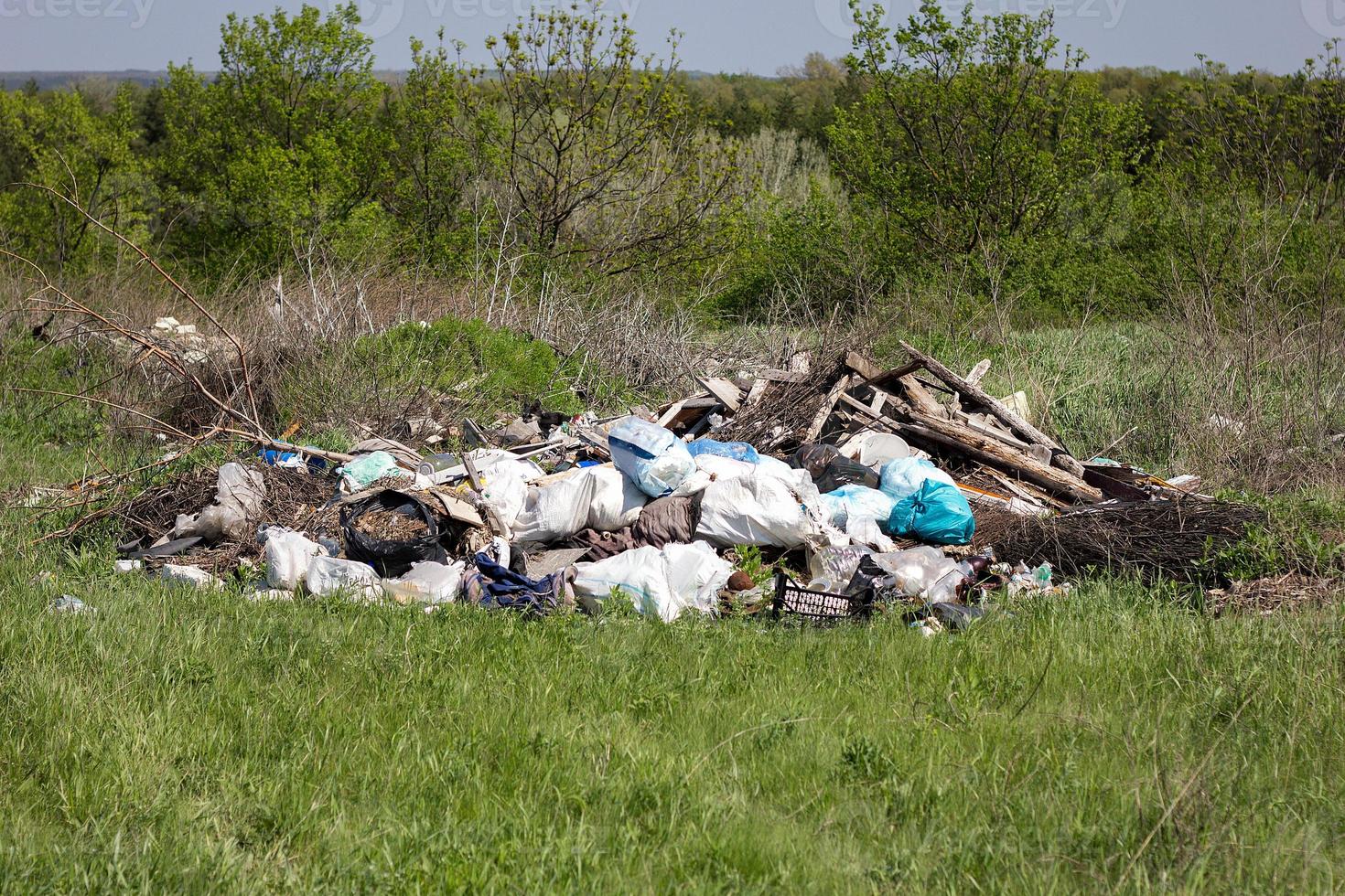 lugansk, ukraine - 04. april 2019. müllhalde, umweltverschmutzung foto