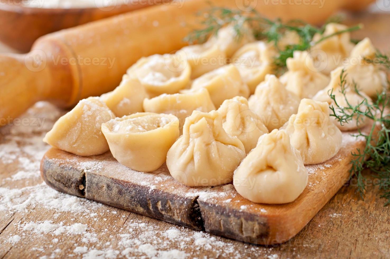 frisch zubereitete hausgemachte köstliche hausgemachte Ravioli mit einer Walze foto