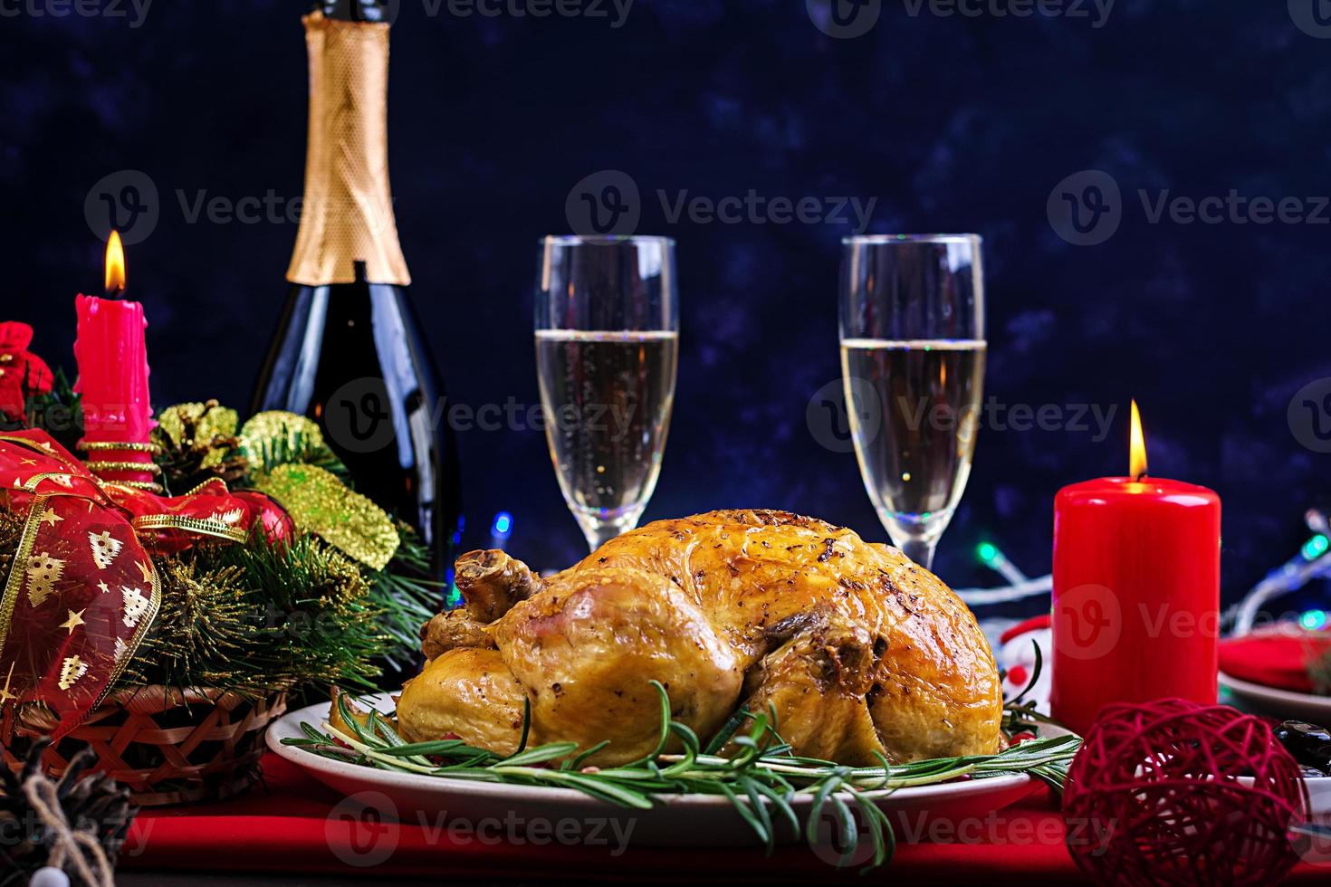 gebackener Truthahn. Weihnachtsessen. Der Weihnachtstisch wird mit einem Truthahn serviert, der mit leuchtendem Lametta und Kerzen dekoriert ist. Brathähnchen, Tisch. Familienessen. foto