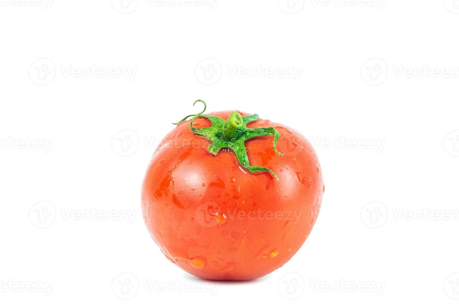 Tomate isoliert. Tomate mit Beschneidungspfad. volle Schärfentiefe. foto