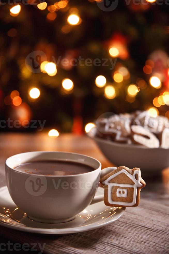 Schokoladenmilch mit süßem Keks foto