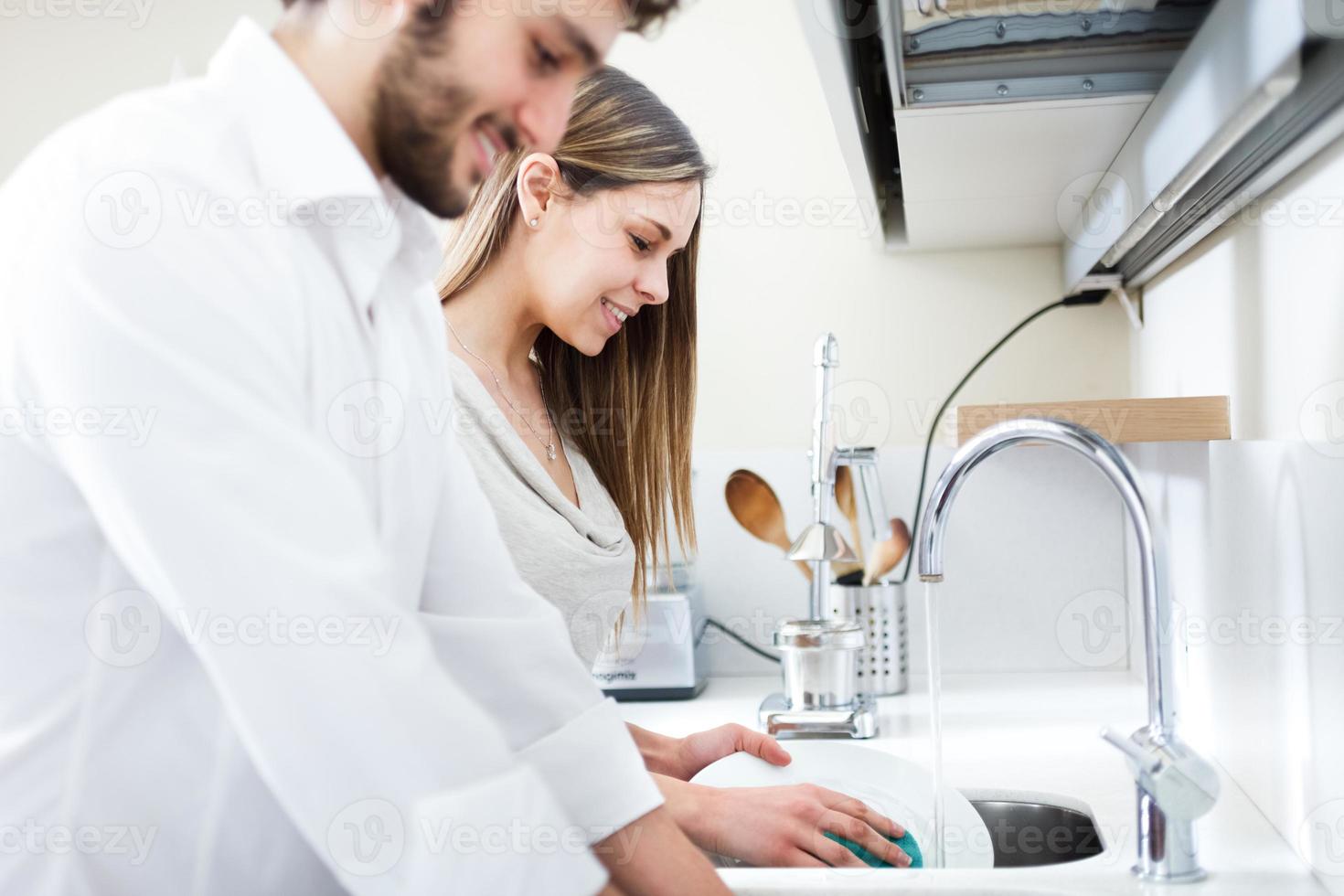 junges Paar beim Abwasch foto