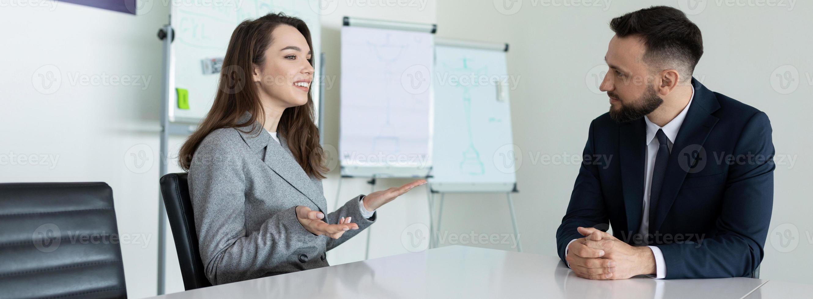 Präsentation eines Mitarbeiters bei einem Vorstellungsgespräch im Büro am Tisch foto