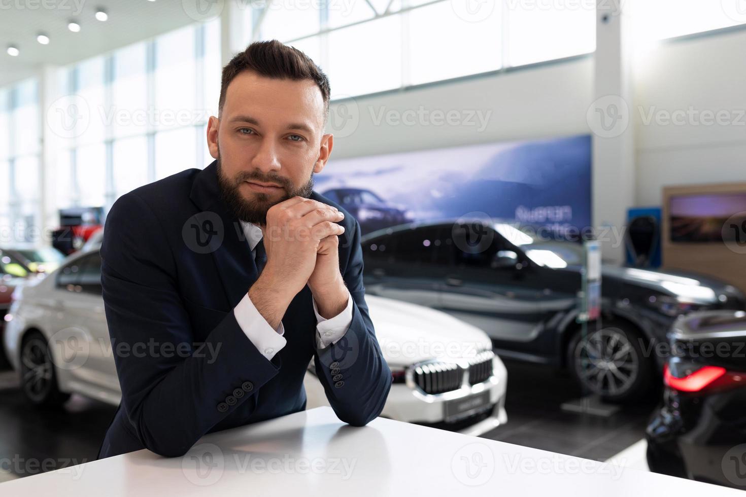 chef des unternehmens vorzeigbarer mann im geschäftsanzug foto