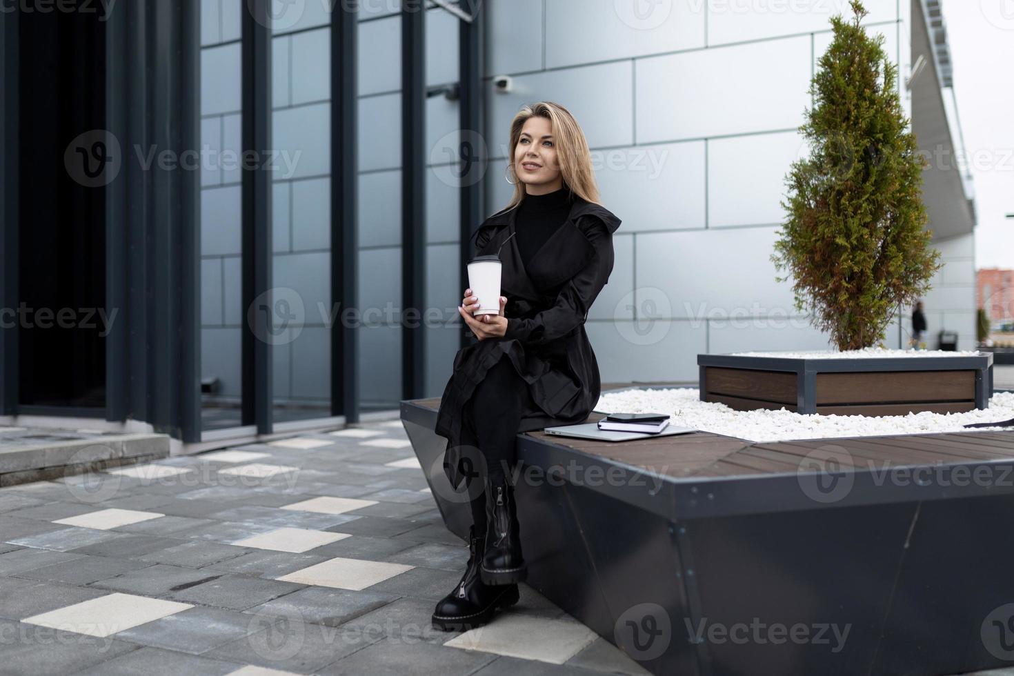 Geschäftsfrau Pause Kaffee neben Bürogebäude foto