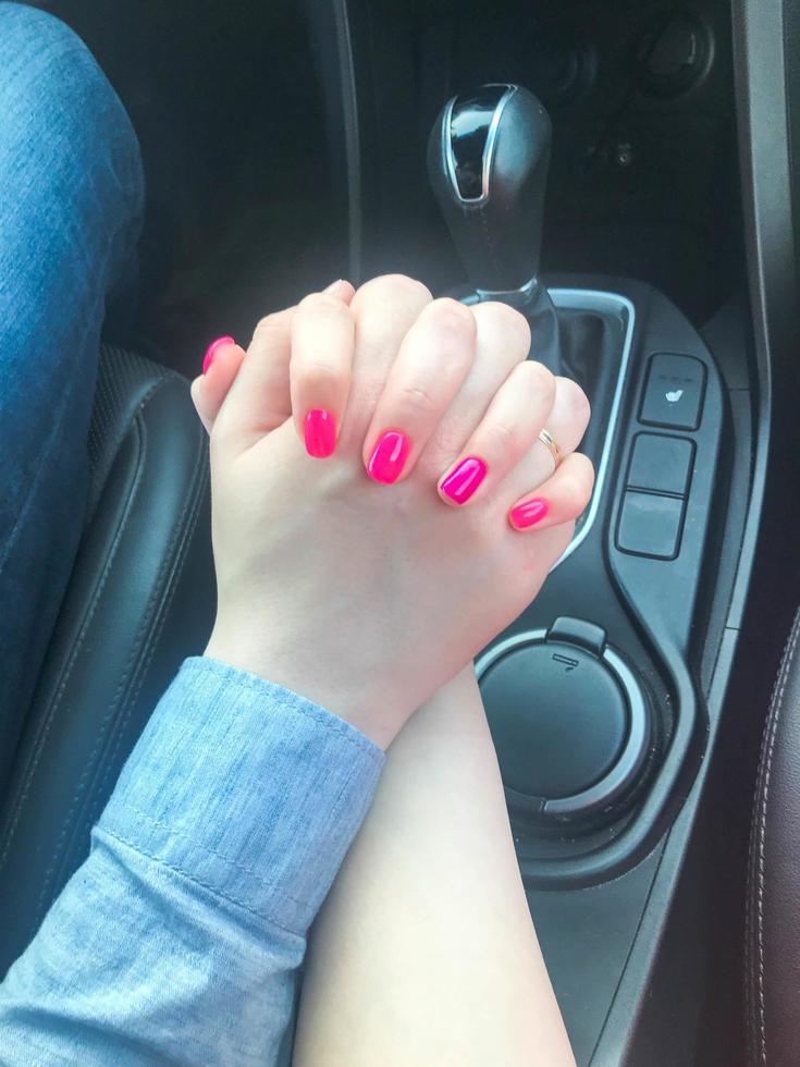 Kerl Mann und Frau Mädchen verliebt Händchen haltend im Auto neben dem Getriebe. konzept liebe roadtrip foto